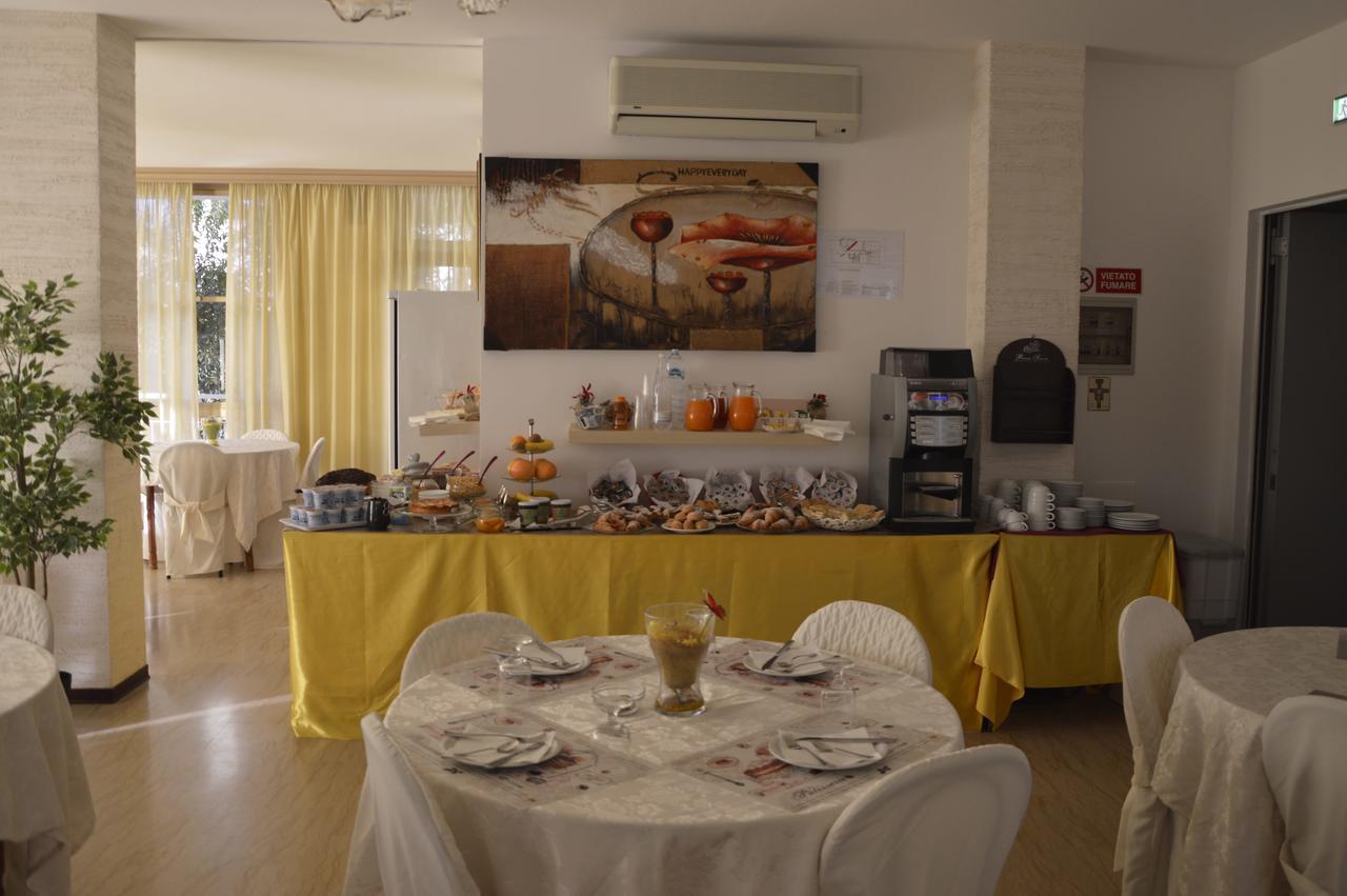 Hotel Fucsia 리치오네 외부 사진