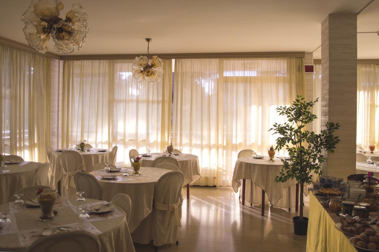 Hotel Fucsia 리치오네 외부 사진