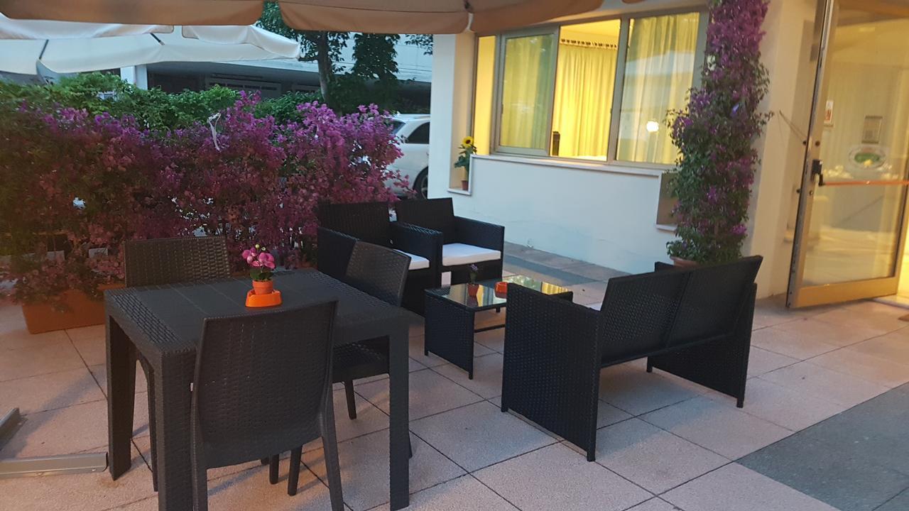 Hotel Fucsia 리치오네 외부 사진