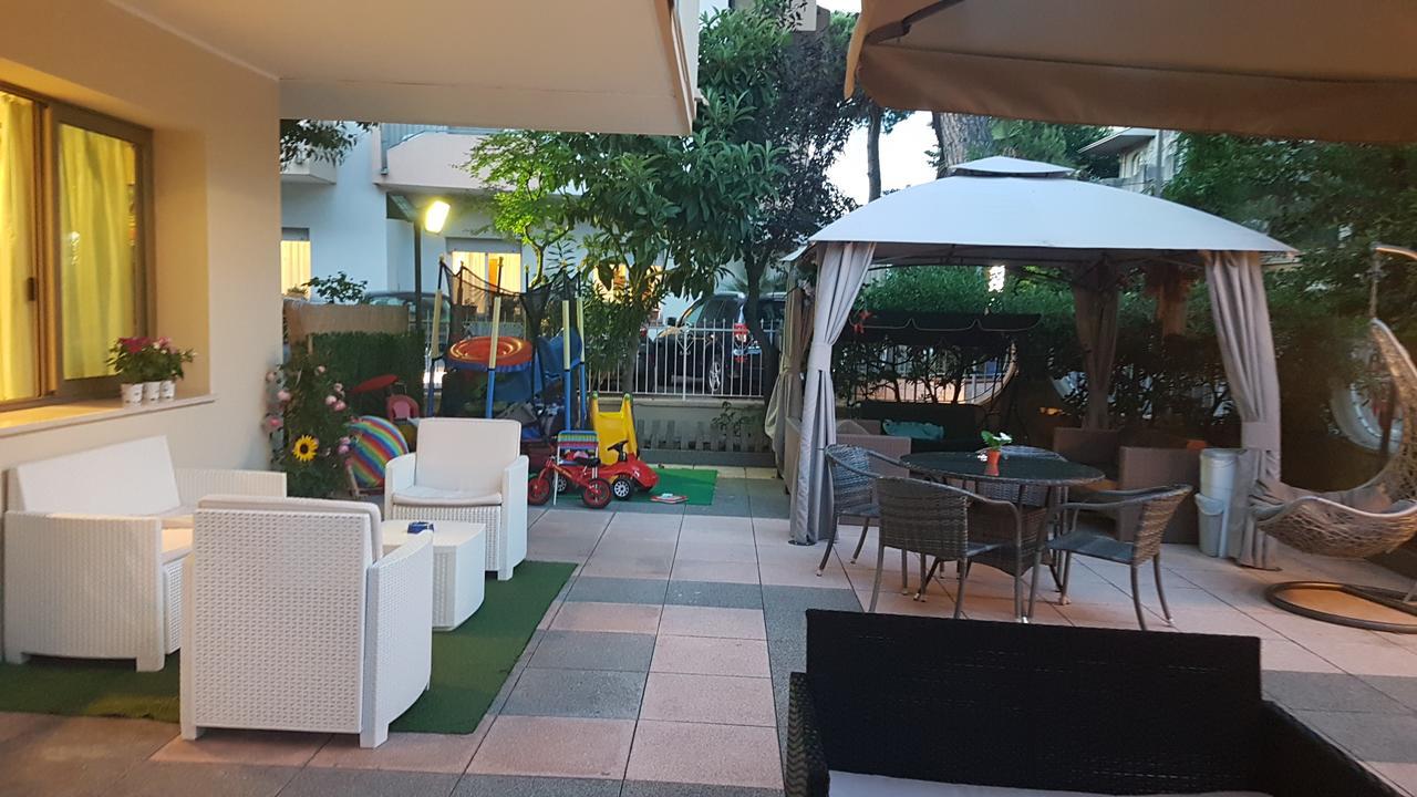 Hotel Fucsia 리치오네 외부 사진