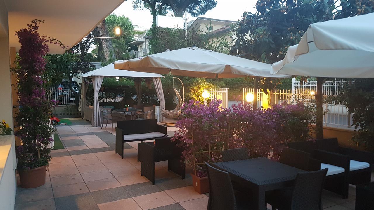Hotel Fucsia 리치오네 외부 사진