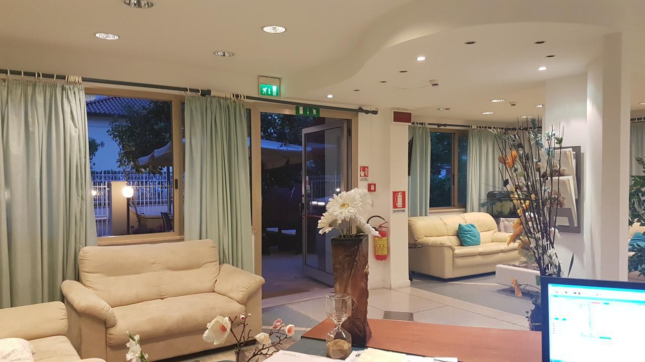 Hotel Fucsia 리치오네 외부 사진