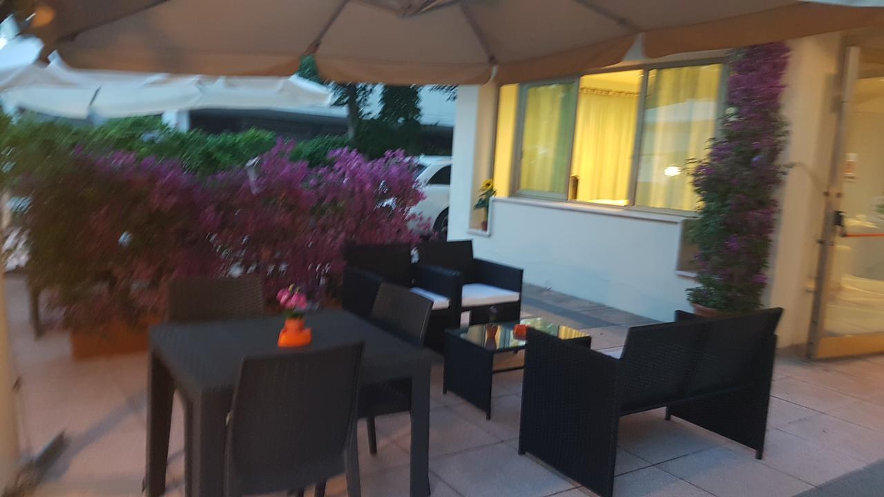 Hotel Fucsia 리치오네 외부 사진